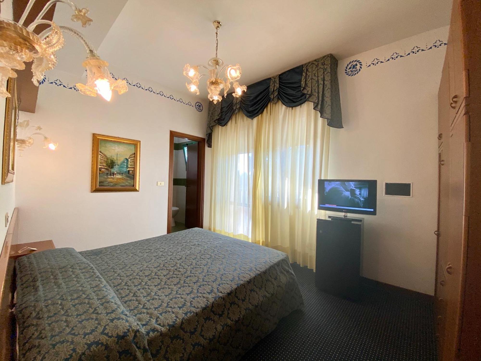 Hotel Florida Лидо ди Йезоло Екстериор снимка