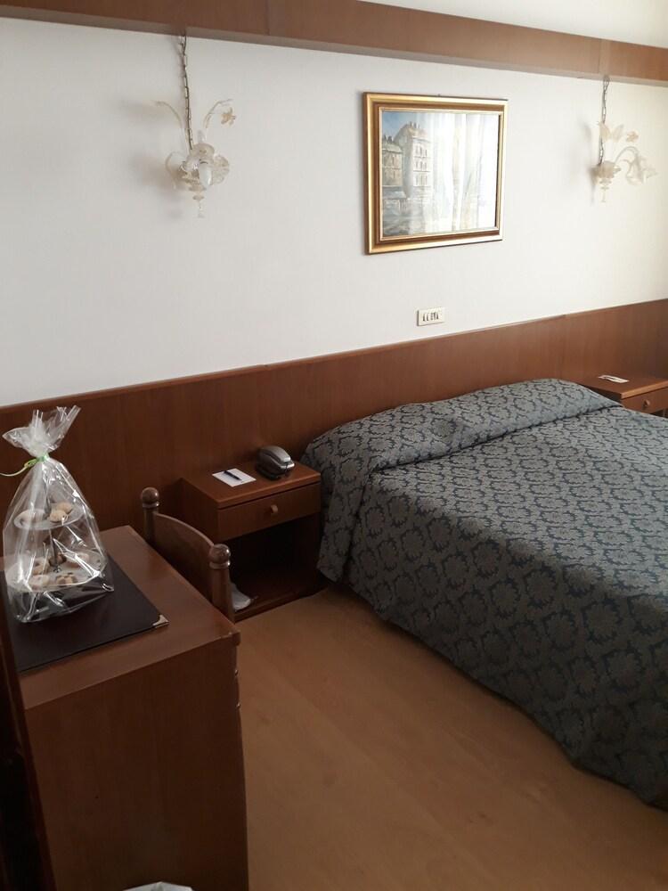 Hotel Florida Лидо ди Йезоло Екстериор снимка